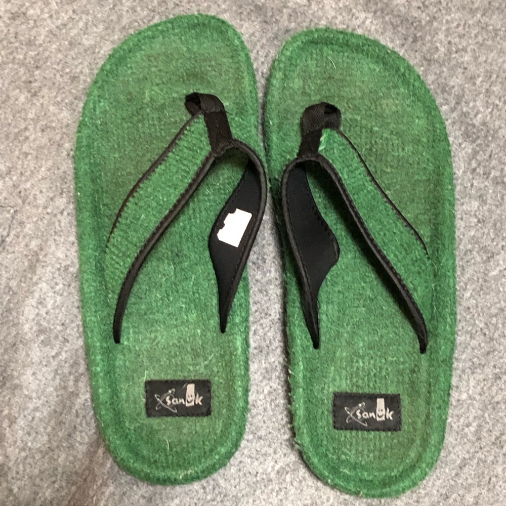 Sanuk faux grass material flip flops. Size 11.